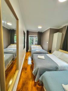 Postel nebo postele na pokoji v ubytování Twin Tower Hotel