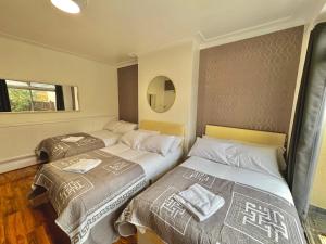 Postel nebo postele na pokoji v ubytování Twin Tower Hotel