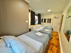 Postel nebo postele na pokoji v ubytování Twin Tower Hotel