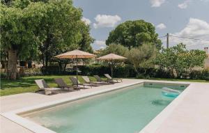 een zwembad met stoelen en parasols in een tuin bij Casa Amalia in Višnjan
