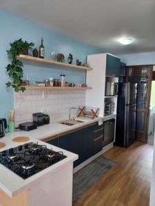 Køkken eller tekøkken på Segurança e conforto na Praia Brava a 100 do mar - Condomínio Curimã