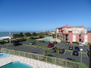 a parking lot with cars parked in a parking lot at Appartement 4 personnes entre mer et Golf à Anglet in Anglet