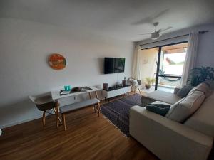 Et tv og/eller underholdning på Segurança e conforto na Praia Brava a 100 do mar - Condomínio Curimã