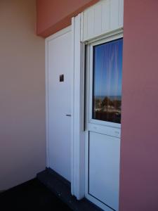 a window in an empty room with a view at Appartement 4 personnes entre mer et Golf à Anglet in Anglet