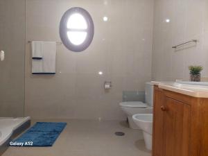 Koupelna v ubytování Quartos em Vila Paradise Porto da Cruz + 20 fotografií