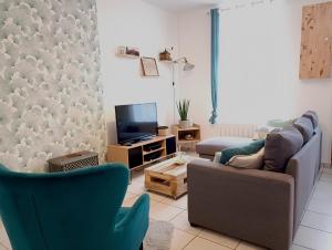 Telewizja i/lub zestaw kina domowego w obiekcie L'artistique, 4 lits, 2 chambres, stationnement gratuit, spacieux, atypique