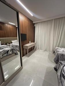 Royal Home Hotel房間的床