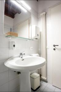 Un baño blanco con lavabo e inodoro. en VicenzaHoliday Frasche, en Vicenza
