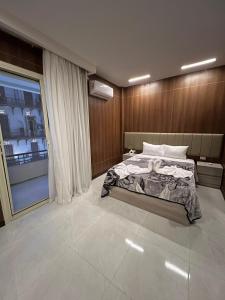 Royal Home Hotel房間的床