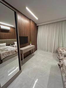 Royal Home Hotel房間的床