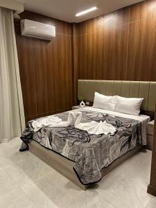 Royal Home Hotel房間的床