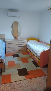 Ένα ή περισσότερα κρεβάτια σε δωμάτιο στο Traditional Tirana house