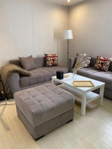 伊夫兰Cozy App in the Heart of Ifrane的带沙发和咖啡桌的客厅