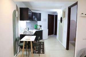 Cozy App in the Heart of Ifrane的厨房或小厨房