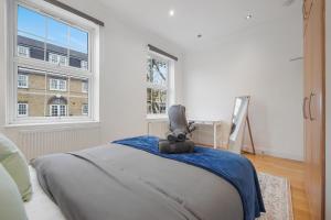 a bedroom with a bed with a stuffed animal on it at The Αnchor - Κing's Cross ZONE 1! in London
