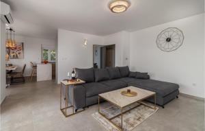 Χώρος καθιστικού στο Lovely Apartment In Kostrena With Wifi