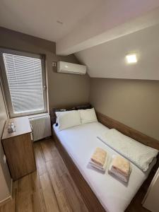 Postel nebo postele na pokoji v ubytování Bed & Coffee LUKAS Krusevac