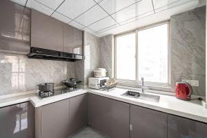 Kuchyň nebo kuchyňský kout v ubytování 上海柠檬汁民宿 Shanghai lemon juic B&B -Shanghai Lemon Deluxe Room外滩南京东路步行街