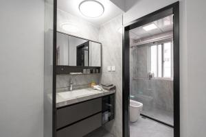 Koupelna v ubytování 上海柠檬汁民宿 Shanghai lemon juic B&B -Shanghai Lemon Deluxe Room外滩南京东路步行街 + 37 fotografií