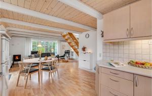 Η κουζίνα ή μικρή κουζίνα στο 2 Bedroom Gorgeous Home In Tarm +21 φωτογραφίες