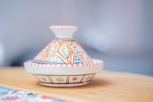 a vase sitting on top of a table at De Tunis à Conakry KIPÉ in Conakry