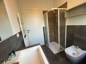 MontaleにあるMaranello 6 chilometri - Casa Ferrari 2 bedrooms Parcheggio Privatoの洗面台、トイレ、シャワー付きのバスルーム