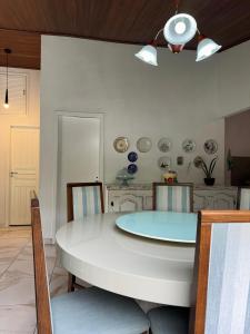 a dining room with a white table and chairs at O refugio do beija-flor in Angra dos Reis