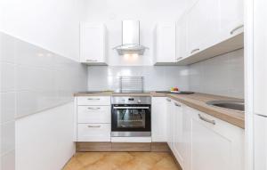 Kuchyňa alebo kuchynka v ubytovaní Nice Apartment In Crikvenica