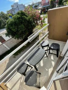 Costa Clara Hotel في سانتا كلارا ديل مار: بلكونه فيها كرسيين ومقعد