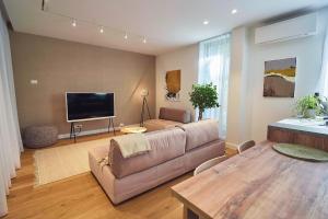 Μια τηλεόραση ή/και κέντρο ψυχαγωγίας στο Moonstone Apartments