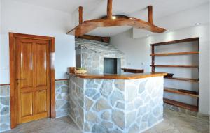 Kuchyňa alebo kuchynka v ubytovaní Awesome Home In Omis With Sauna
