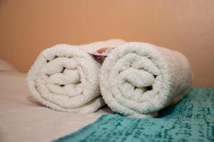 EmbuEmbu Air-bnb 1&2 Bedroom homestay的床上一双毛巾