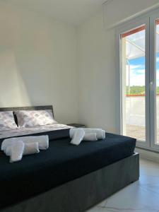 Un dormitorio con una cama con dos almohadas encima. en Luxury house Como, en Como