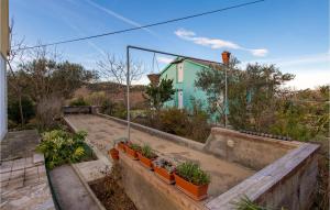 Ein Garten an der Unterkunft Lovely Apartment In Rab With Kitchen