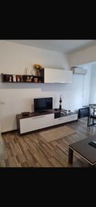 TV a/nebo společenská místnost v ubytování Torrenostra Apartment