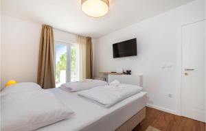 Postel nebo postele na pokoji v ubytování Pet Friendly Home In Privlaka