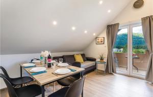 Posezení v ubytování Two-Bedroom Apartment In Ogulin