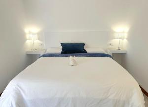 un gato blanco sentado encima de una cama blanca en Starbal Love, en Es Castell 43 fotos más