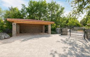 Fotografia z galérie ubytovania Three-Bedroom Holiday Home In Grubine v destinácii Grubine