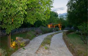 Vonkajšia záhrada v ubytovaní Three-Bedroom Holiday Home In Grubine