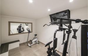 Posilňovňa alebo fitness centrum v ubytovaní Beautiful Home In Saldun With Sauna