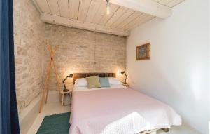 Łóżko lub łóżka w pokoju w obiekcie Two-Bedroom Holiday Home In Pridraga