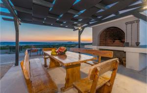 Μπαλκόνι ή βεράντα στο Cozy Home In Tinj With Wifi