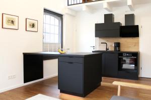 Virtuve vai virtuves zona naktsmītnē Studio Karl Oppermann mit Einzelgarage