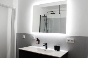 Vannas istaba naktsmītnē Studio Karl Oppermann mit Einzelgarage +31 fotogrāfija