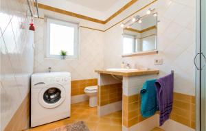 Kúpeľňa v ubytovaní Two-Bedroom Holiday Home In Volme
