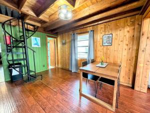 Mynd úr myndasafni af Hook's Cabin- Lake & Pool near Disney A-frame í Clermont