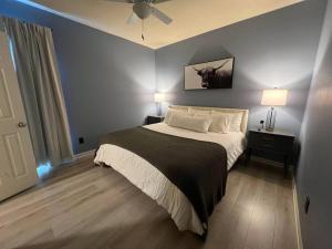 バトンルージュにあるUpscale 2BR condo in Bocage areaのベッドと天井扇風機のある寝室