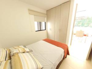 a bedroom with two beds and a window at F111- Apartamento cerca al Club Campestre con piscina in La Tebaida +27 photos