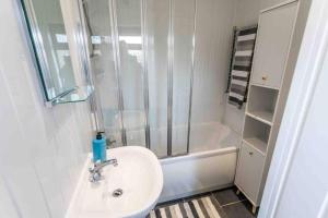 Et badeværelse på Spacious 4 Bedroom House in Stoke on Trent + 12 billeder